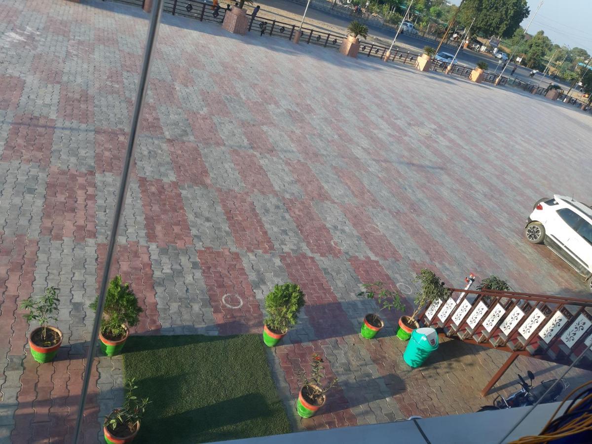 Hotel The Grand Piano - Best Business Hotel In Patan Exterior foto